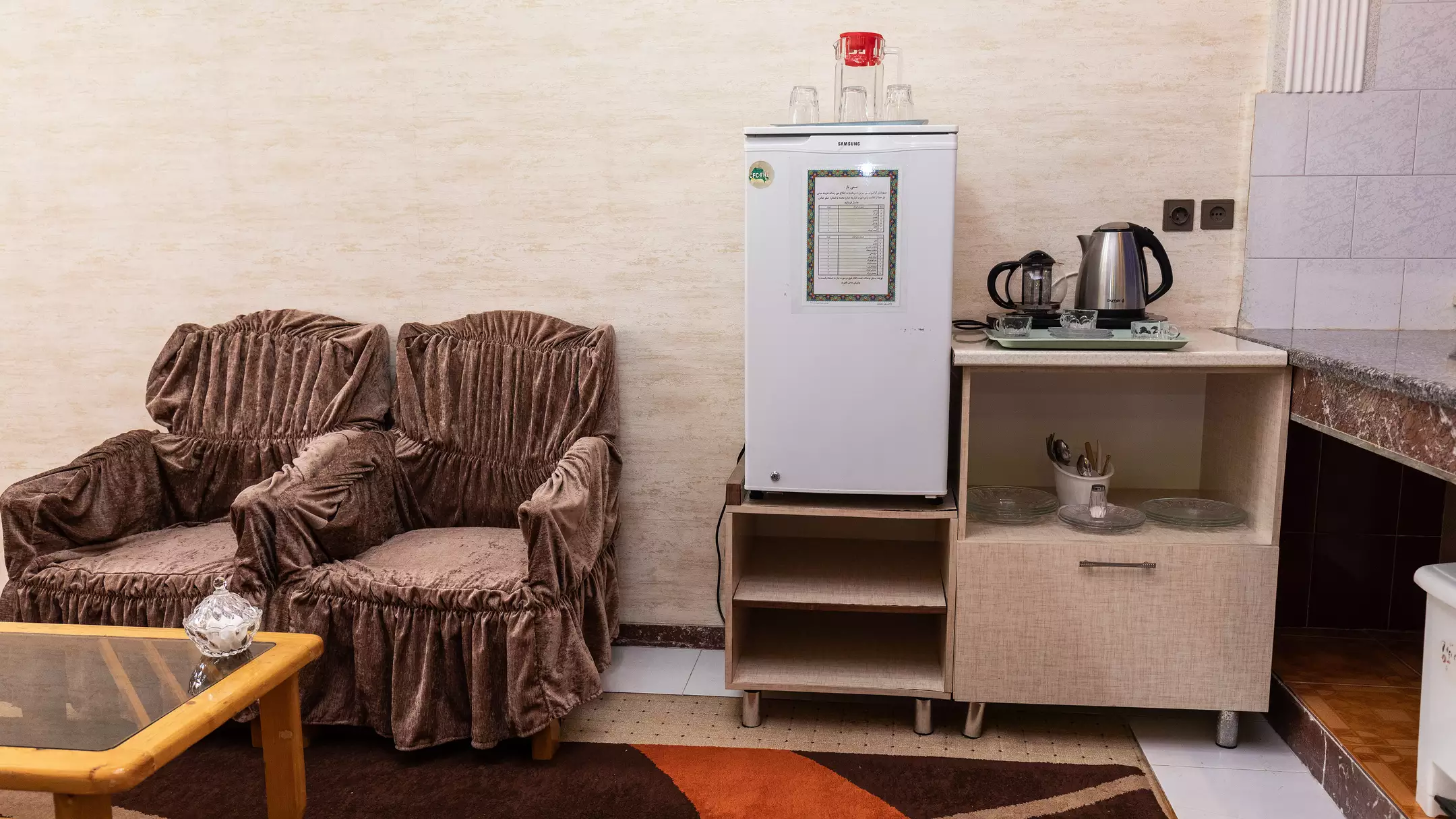 نشیمن هتل اترک کنار یخچال و کابینت