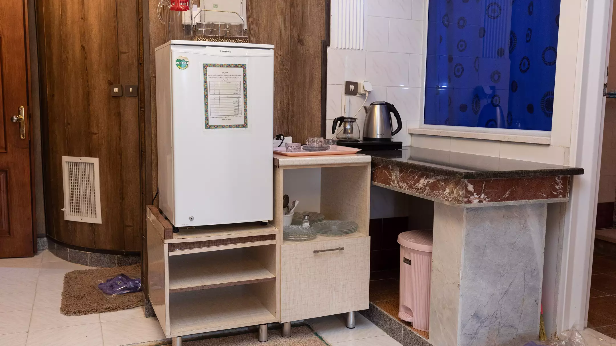 یخچال و کتری کنار پیشخوان هتل اترک