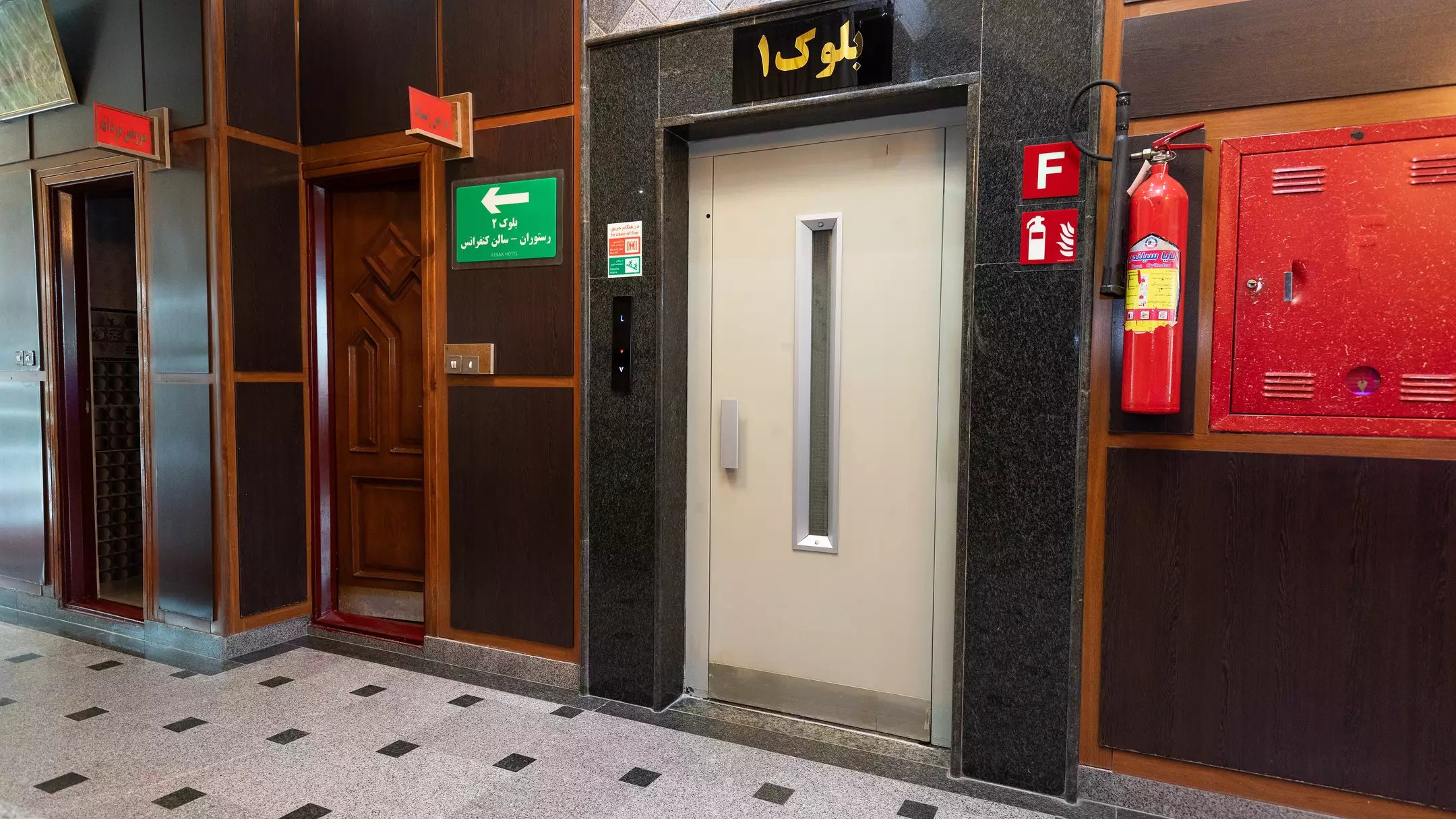 ورودی آسانسور هتل اترک و تجهیزات اطفای حریق