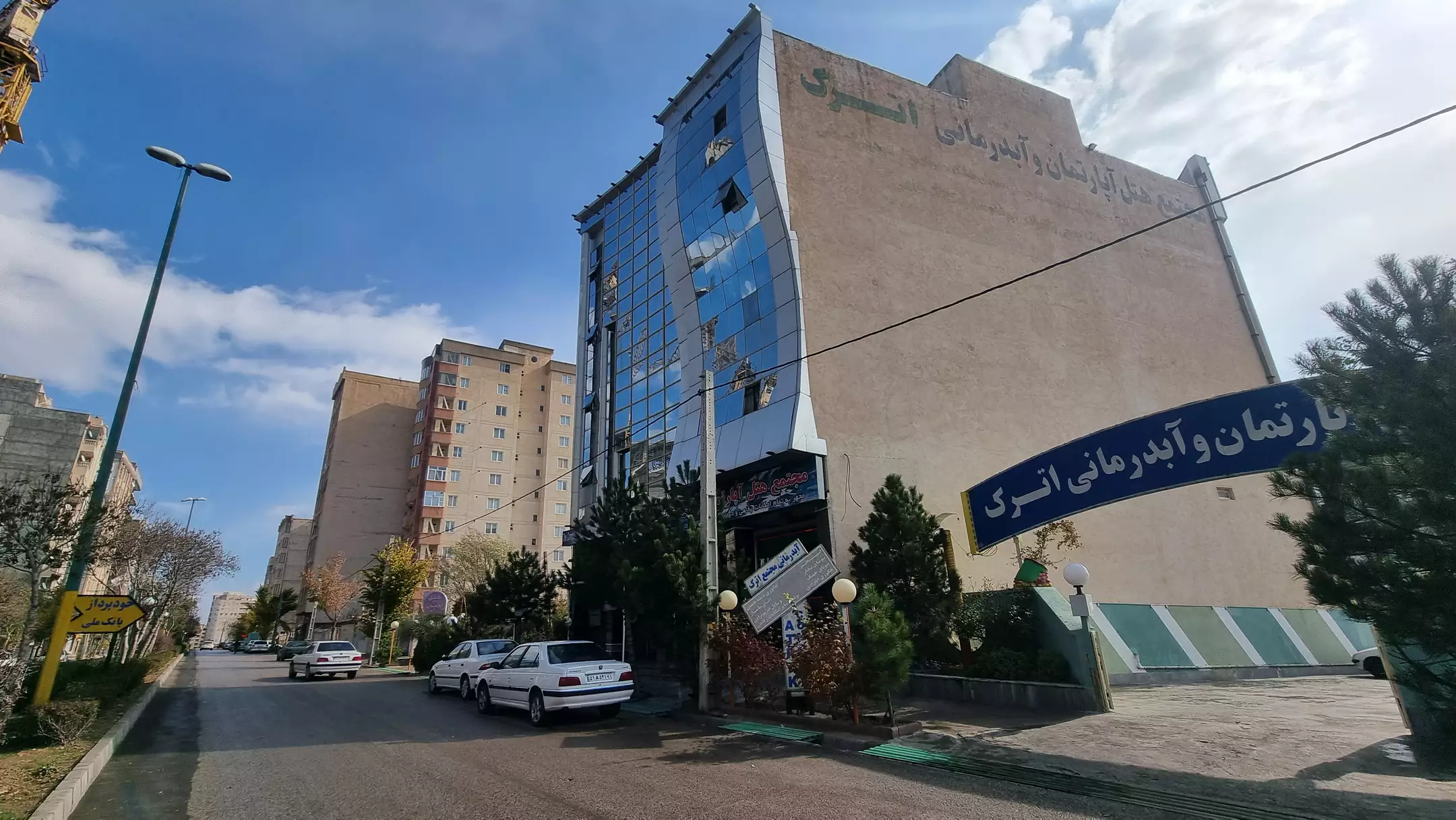 نمای بیرونی ساختمان هتل اترک از خیابان