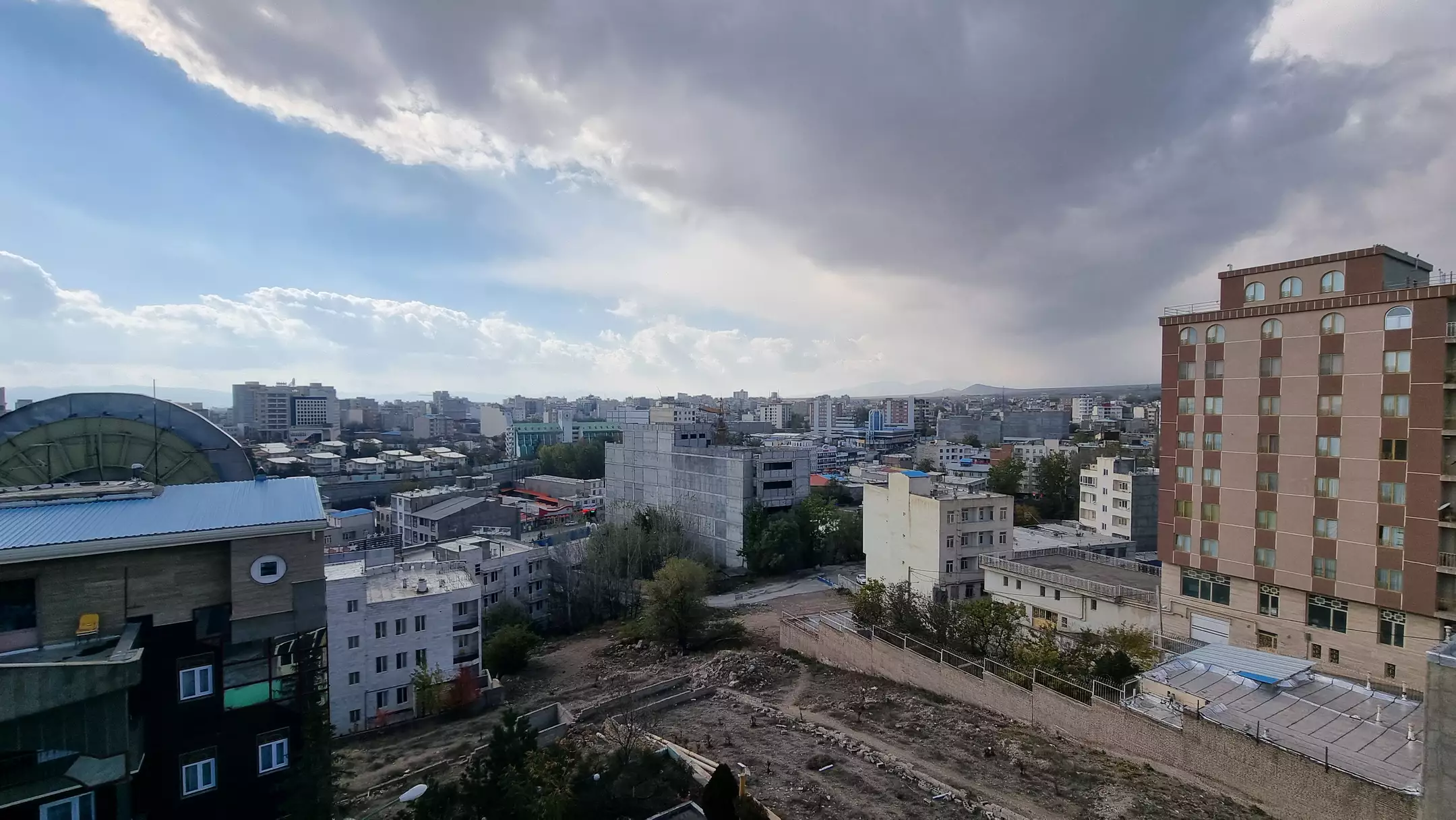 نمای شهر از هتل اترک زیر آسمان ابری