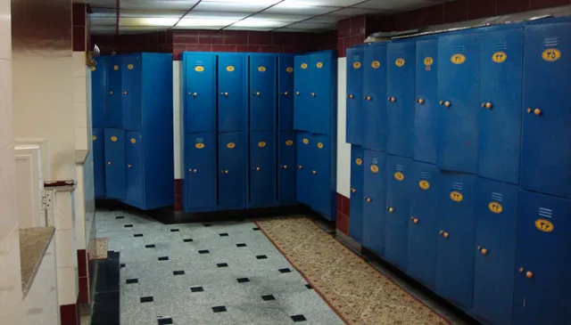 کمدهای آبی رختکن هتل اترک