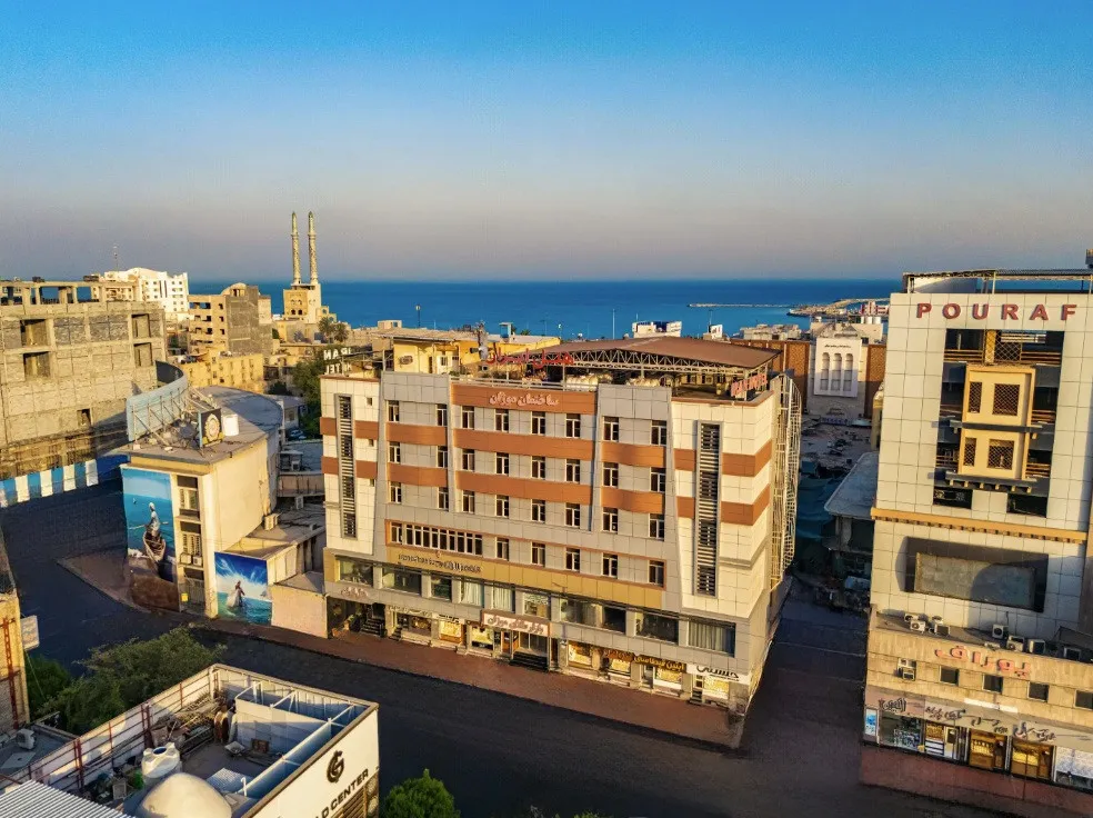 نمای بیرونی هتل ایران در نزدیکی ساحل