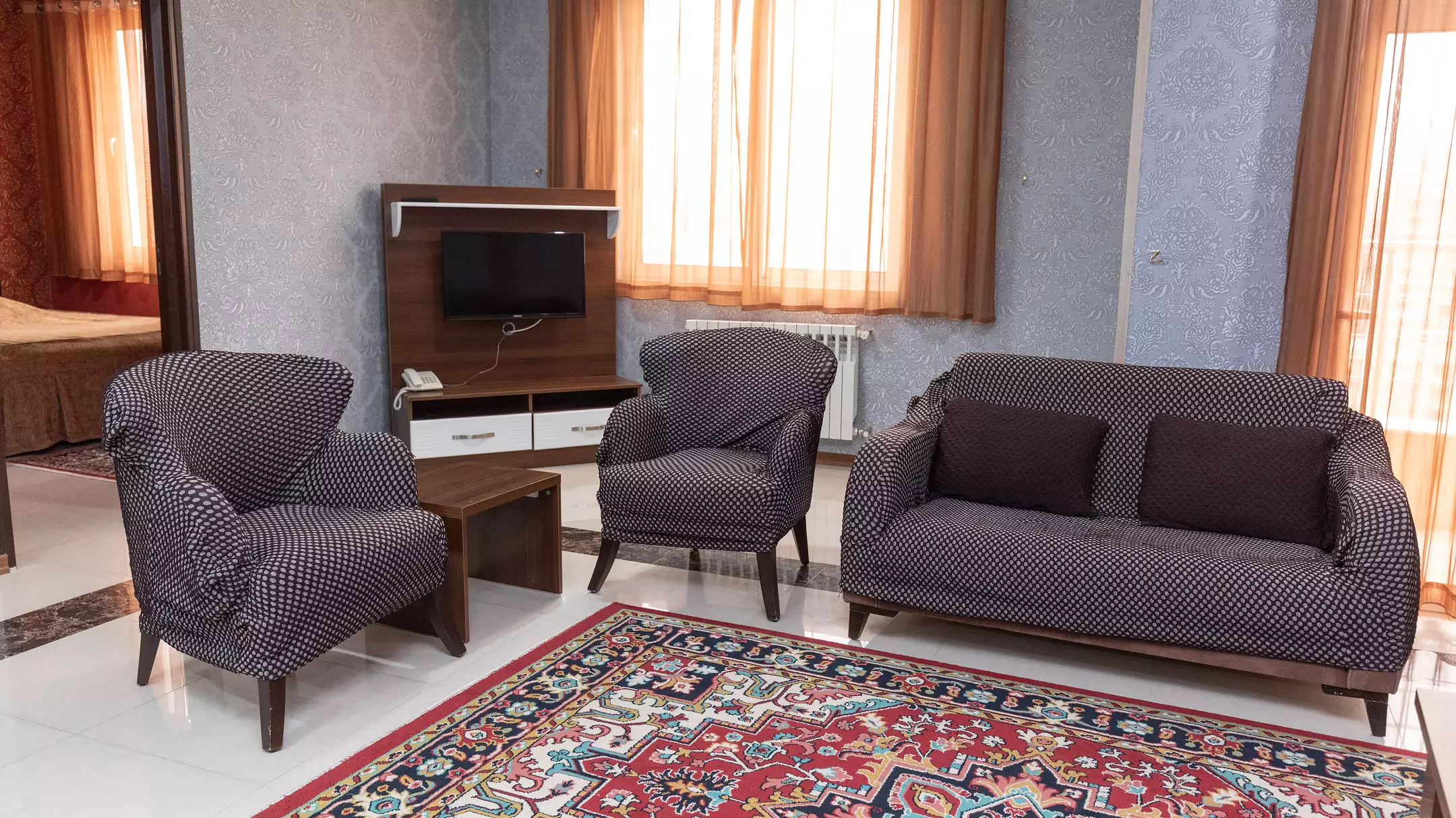 نشیمن کوروش با مبل و تلویزیون