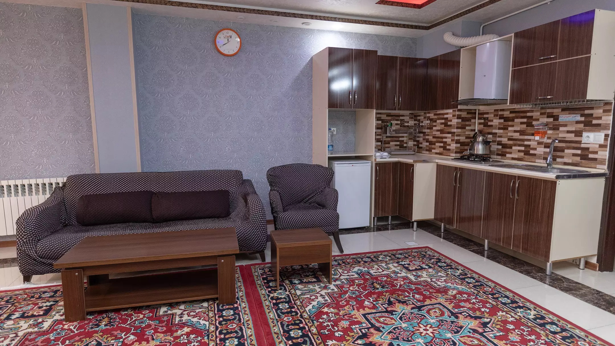 نشیمن هتل کوروش کنار آشپزخانه کابینت‌دار