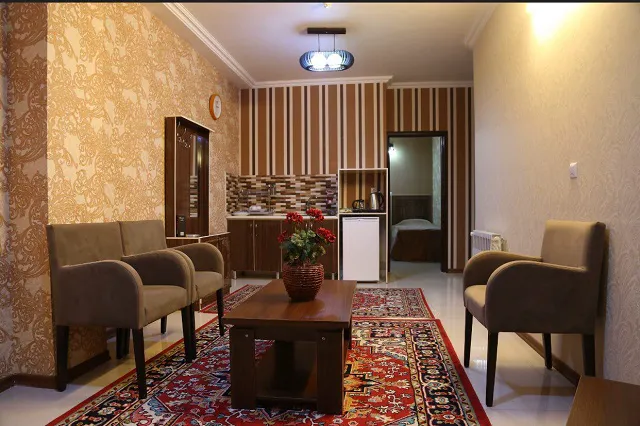 مبل‌های اتاق نشیمن هتل کوروش کنار میز چوبی