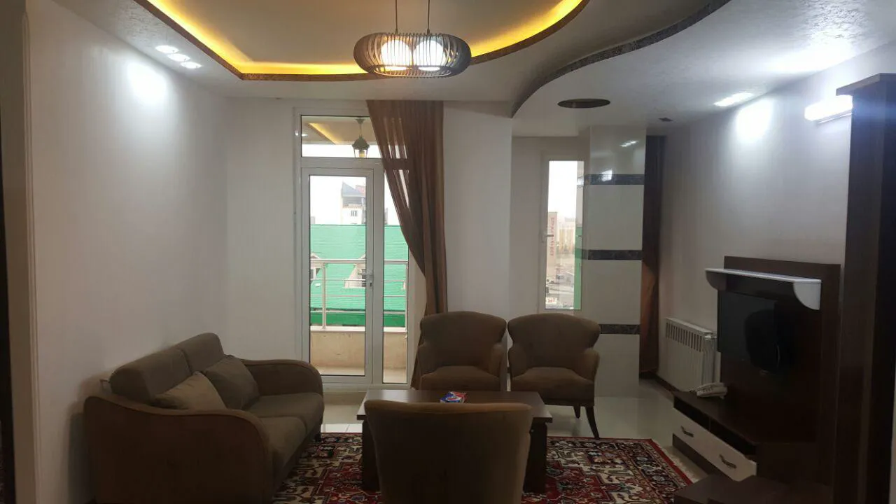 اتاق نشیمن هتل کوروش با پنجره رو به بالکن
