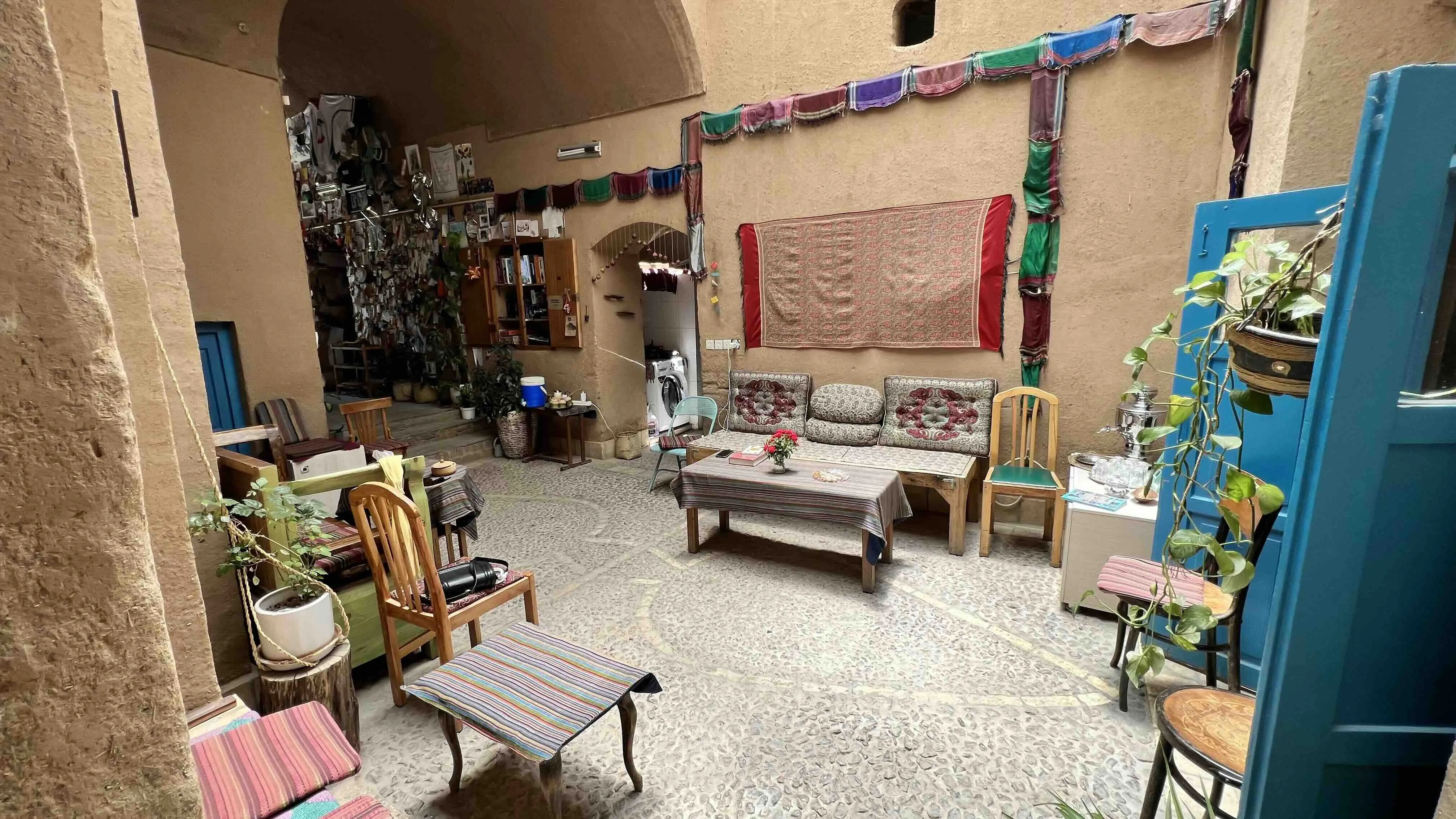 حیاط سنتی مهمان‌پذیر نارتی‌ تی با مبلمان ایرانی