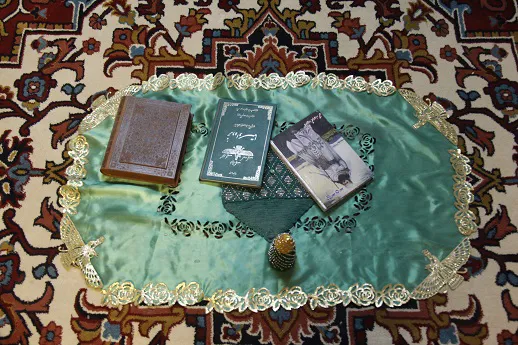 کتاب‌های مذهبی روی پارچه ترمه در هتل نارتی‌ تی