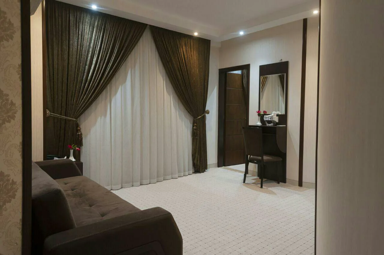 چیدمان نشیمن اتاق هتل جمیل کنار پنجره