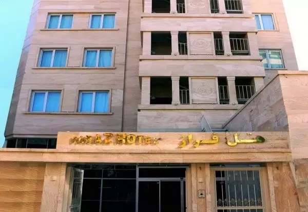نمای بیرونی هتل فراز با نمای سنگی و پنجره‌های متعدد