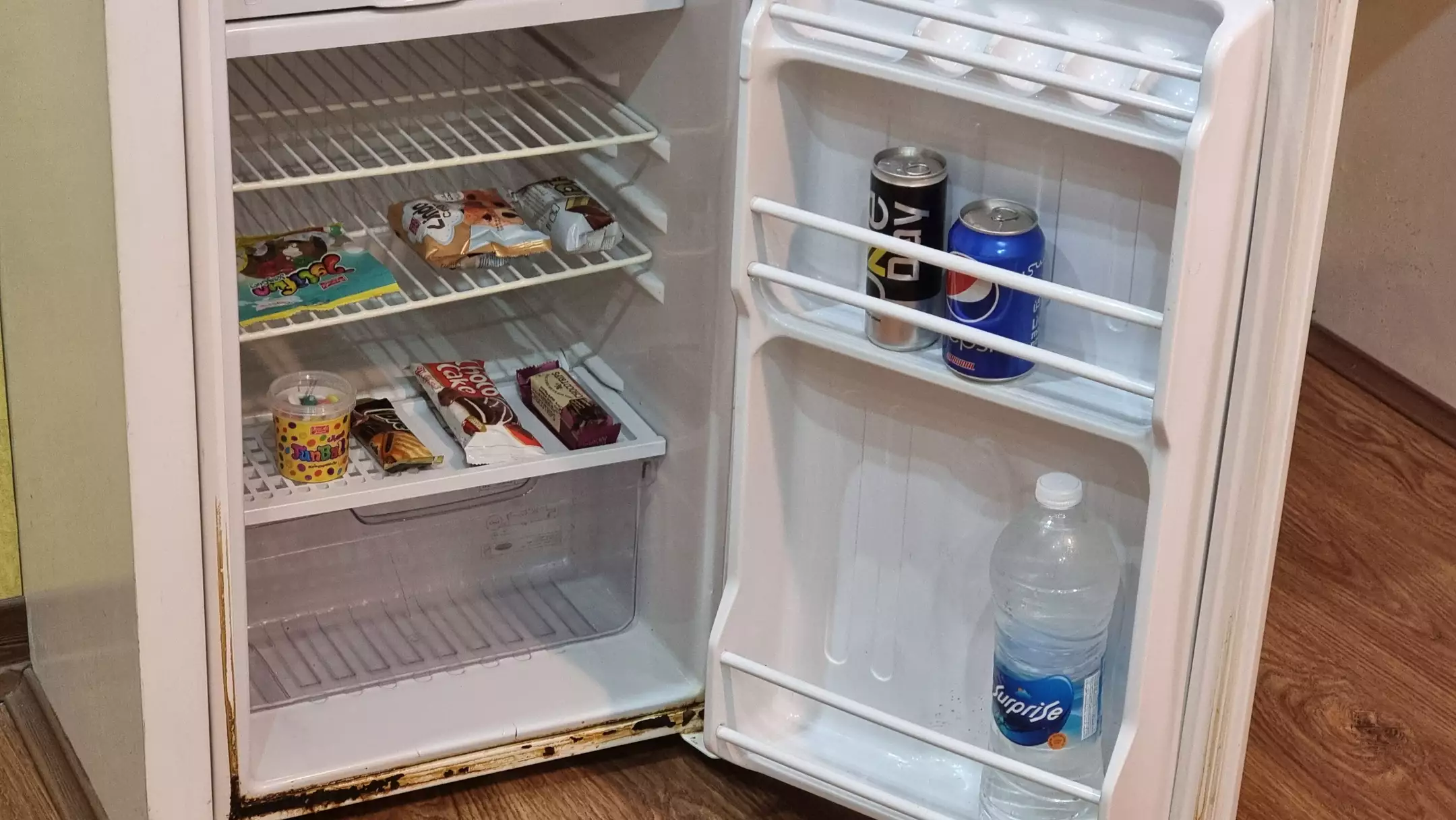یخچال اتاق هتل ایرانیان با نوشیدنی و خوراکی