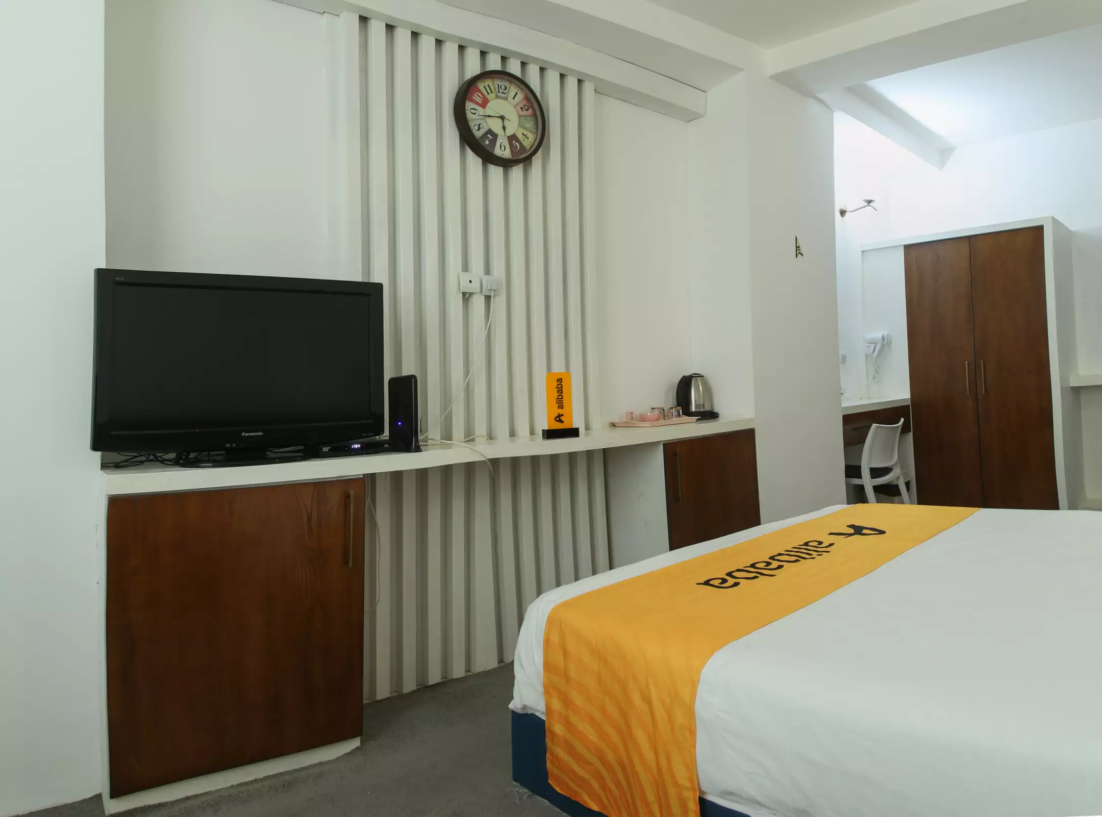 تخت اتاق آلاله مرکزی کنار تلویزیون