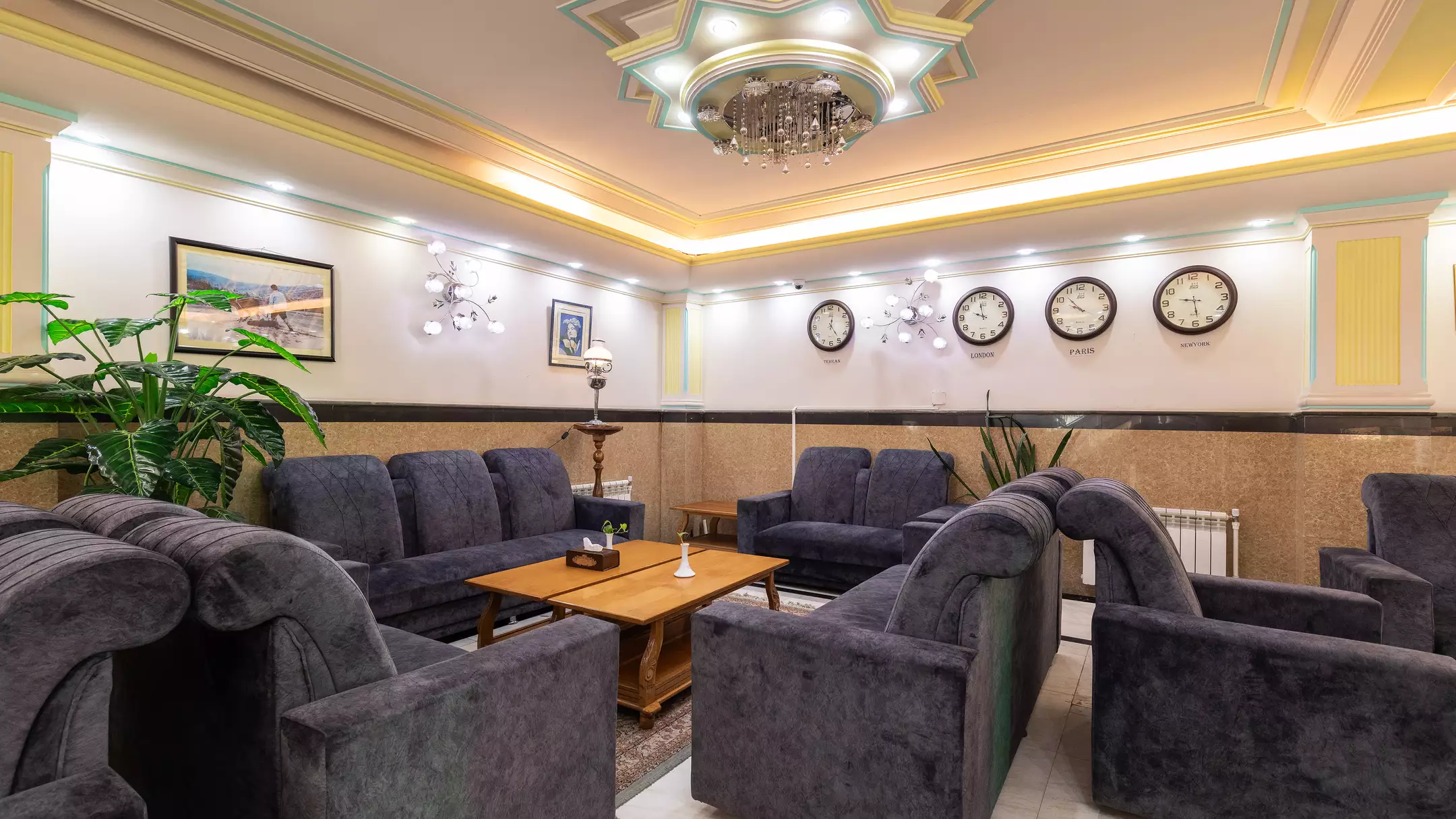 فضای نشیمن هتل دهدار با مبلمان و میز چوبی