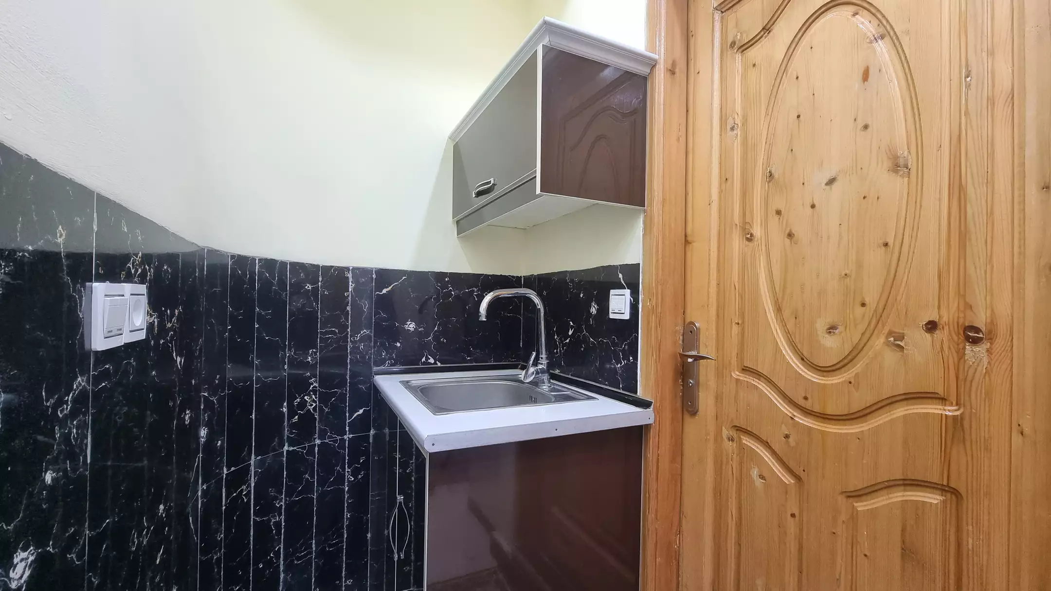 سینک ظرف‌شویی و کابینت چوبی هتل دهدار