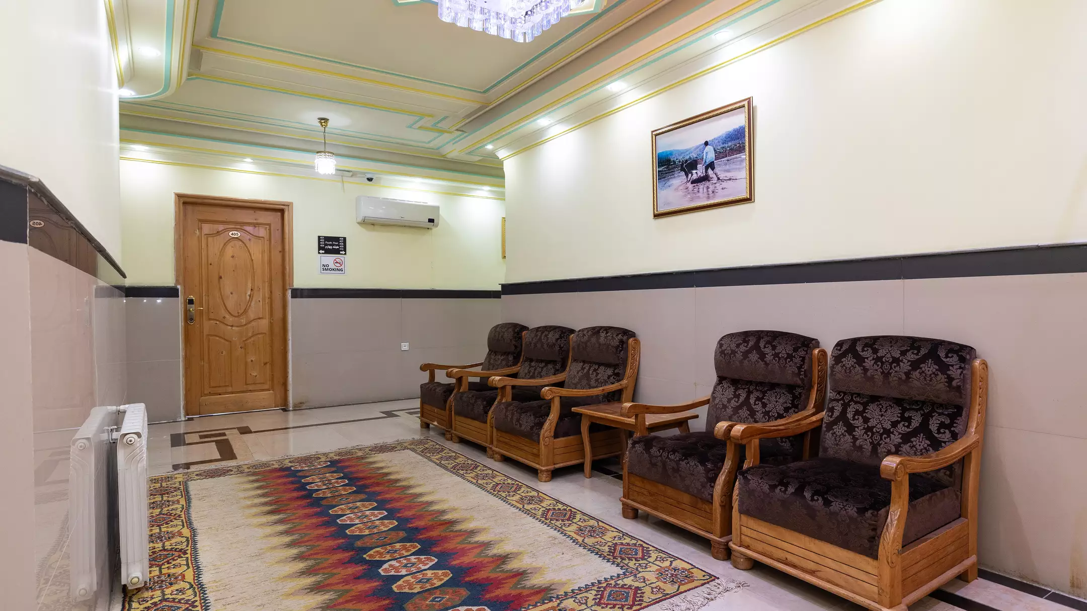مبلمان چوبی و فرش در فضای نشیمن هتل دهدار