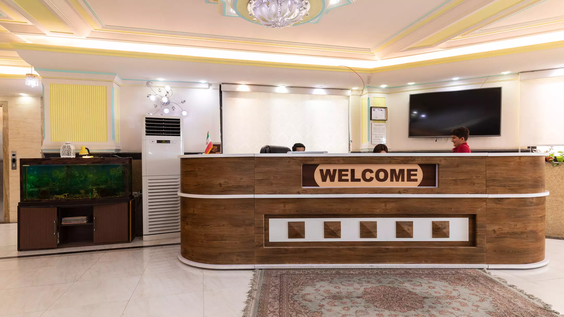 پذیرش هتل دهدار با پیشخوان چوبی