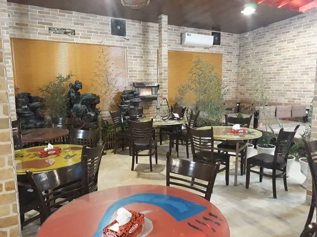 فضای غذاخوری هتل دهدار با میز و صندلی