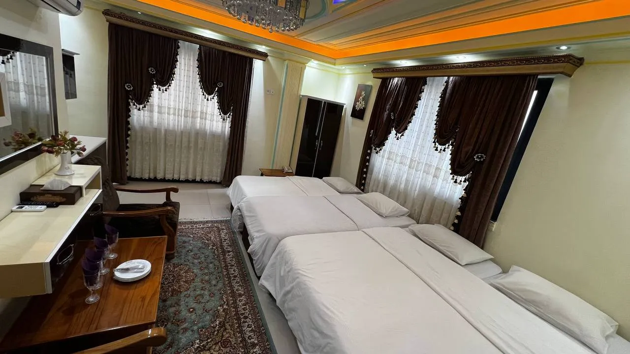 دو تخت یک‌نفره در اتاق هتل دهدار