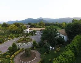 نمای هوایی هتل هدهد میان باغ و کوهستان