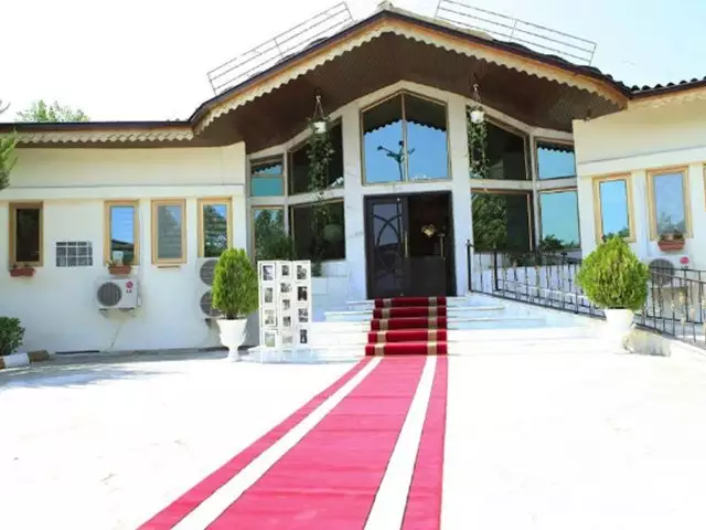 ورودی هتل هدهد با فرش قرمز