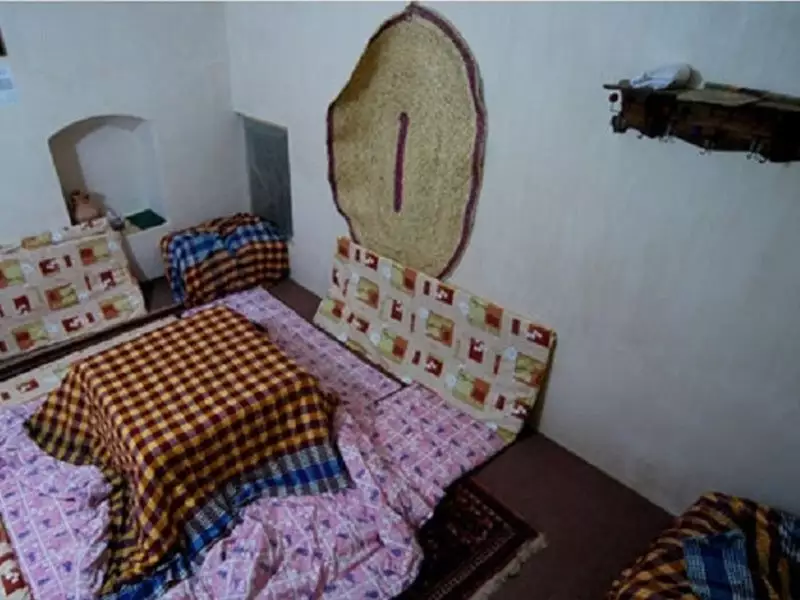 اتاق خانه نقلی با رختخوابهای سنتی چهارخانه