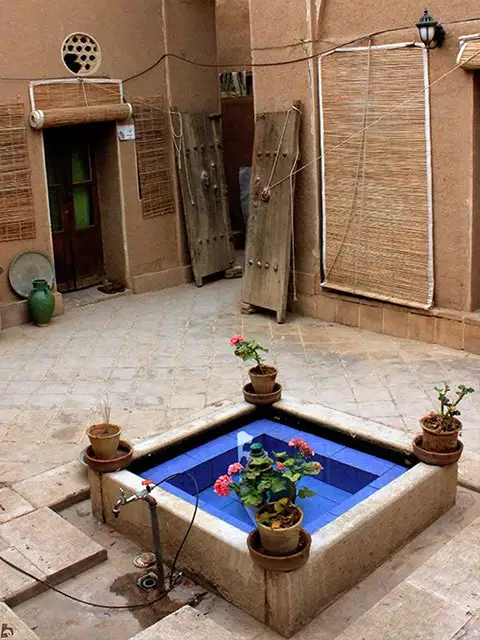 حوض کاشیکاری آبی در حیاط خانه نقلی