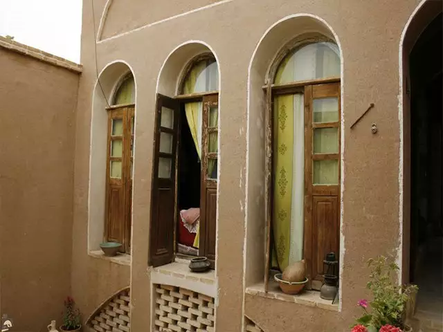 پنجرههای چوبی قوسدار خانه نقلی