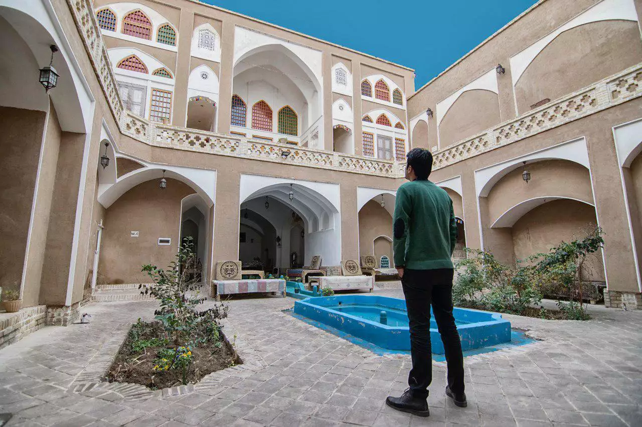 حوض مرکزی حیاط خانه نقلی با نمای سنتی