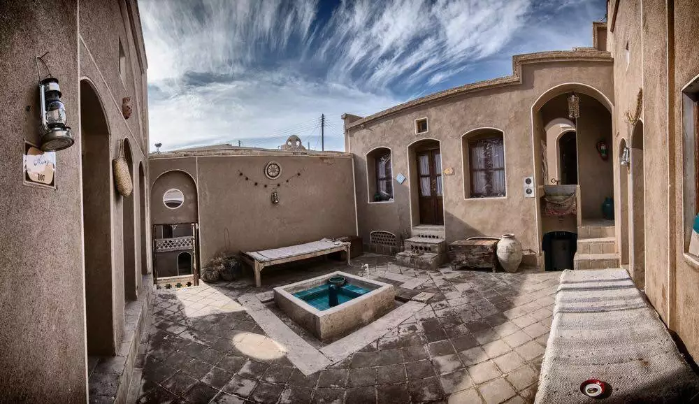 حیاط خانه نقلی با حوض کوچک و تخت سنتی