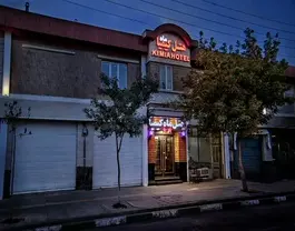 نمای ورودی هتل ماه کیمیا در شب
