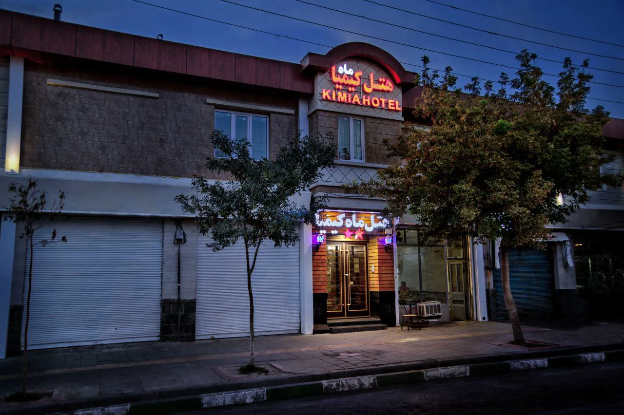 نمای شبانه ورودی هتل ماه کیمیا