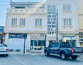 نمای بیرونی هتل مروارید با ورودی شیشه‌ای