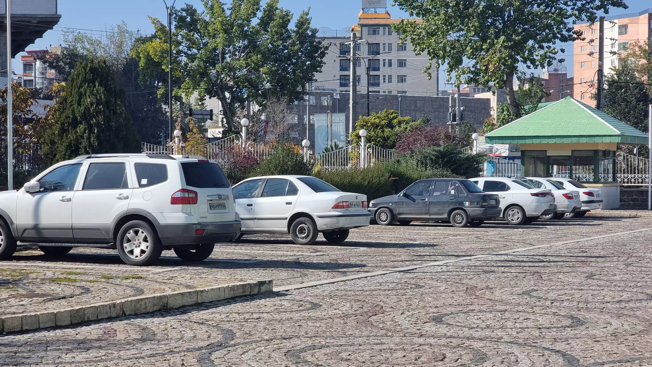 پارکینگ روباز با خودروهای پارک‌شده