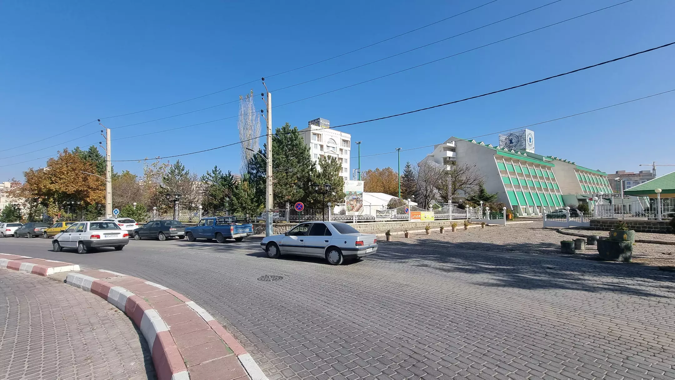 نمای بیرونی هتل لاله و خیابان روبه‌رو