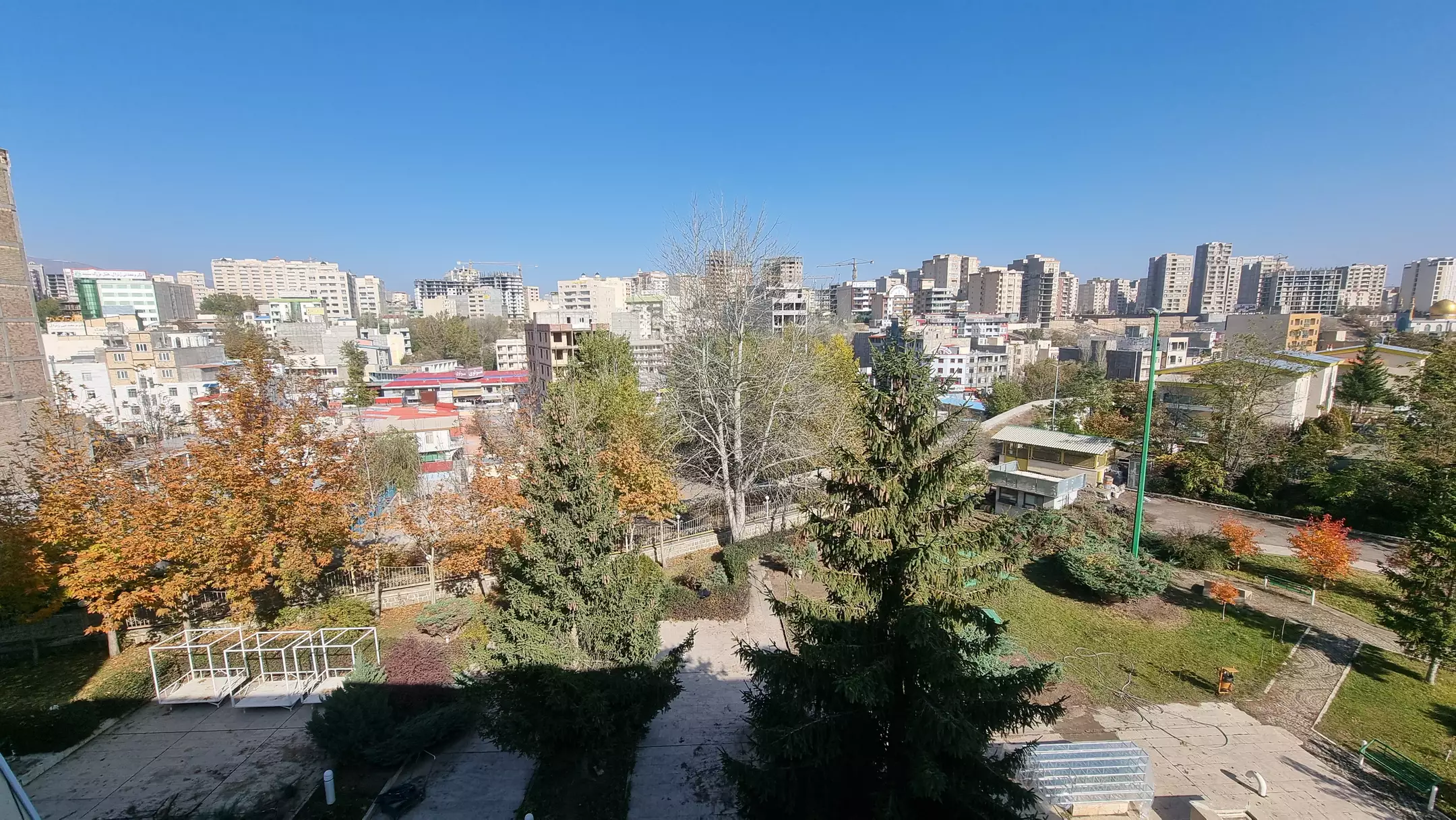 نمای شهر از باغ هتل لاله