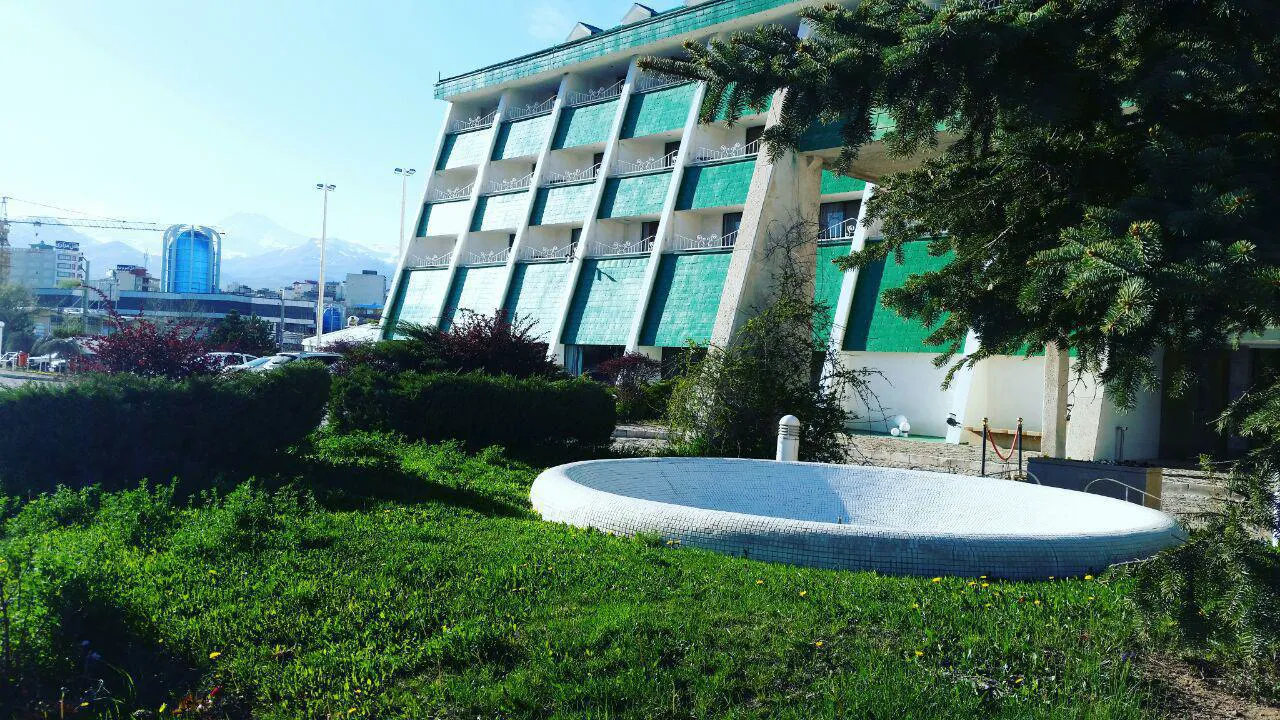 نمای بیرونی هتل لاله میان فضای سبز