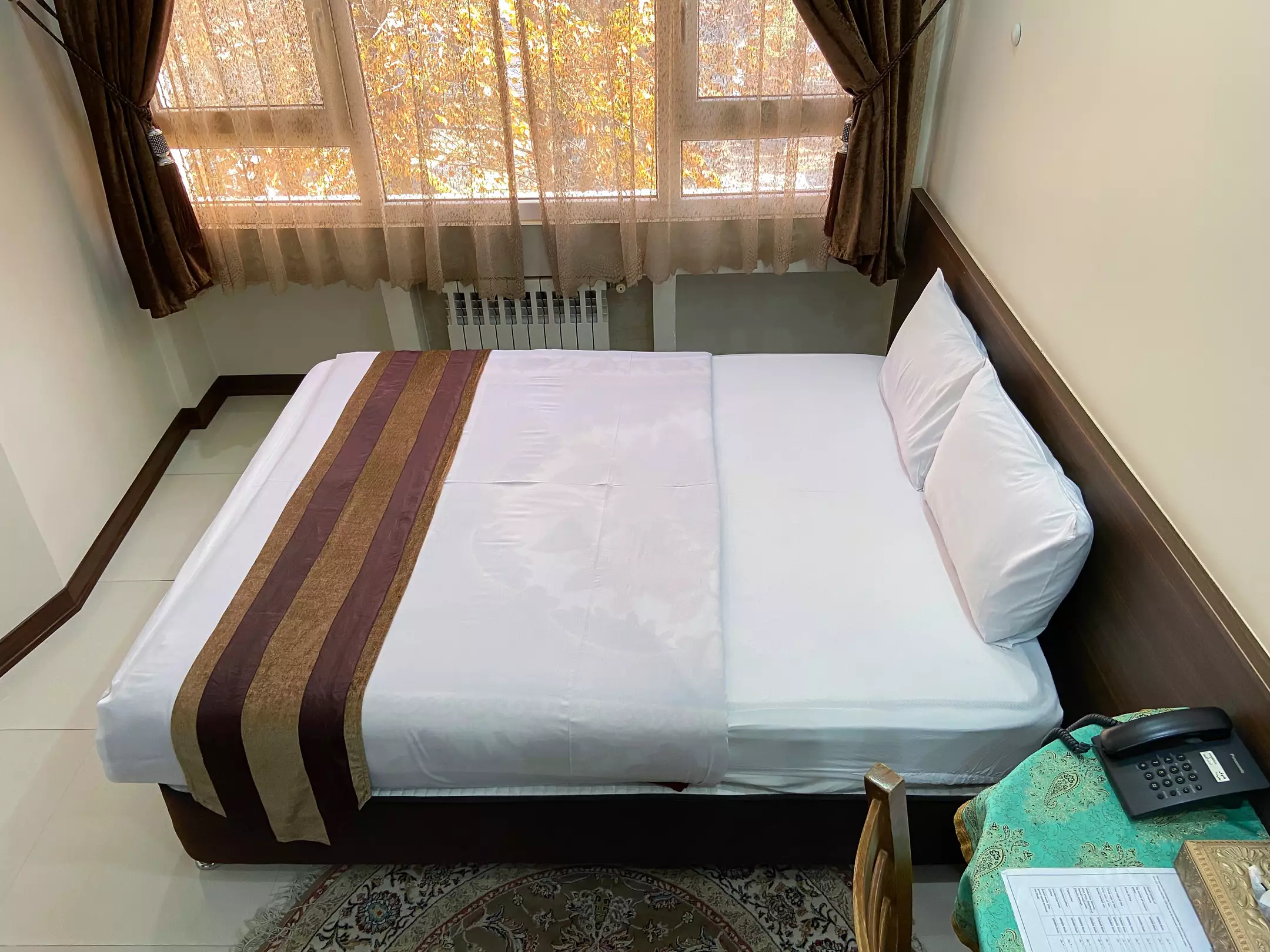تخت دونفره کنار پنجره اتاق ویانا