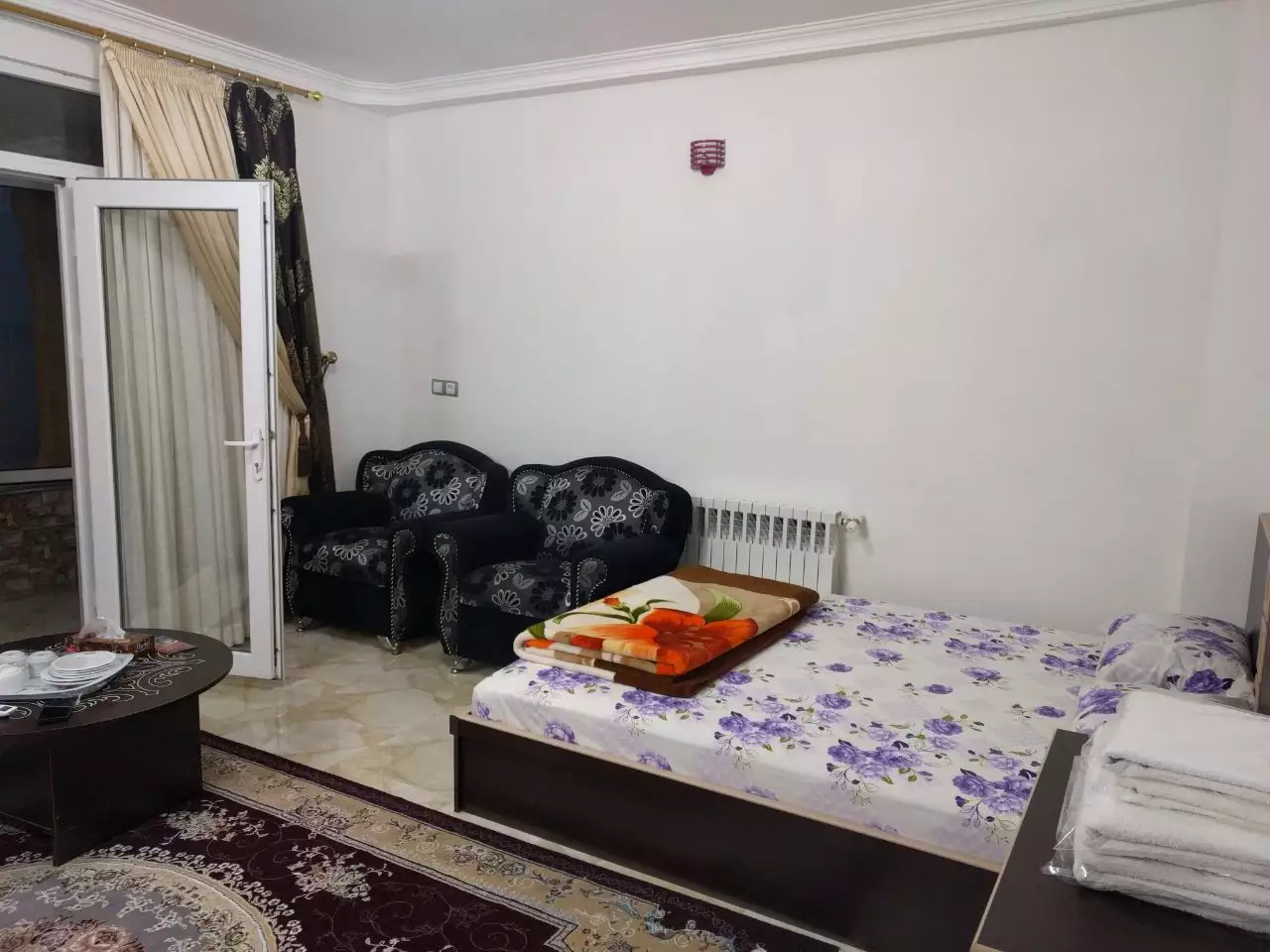 اتاق هتل دریاکنار با تخت و مبلمان راحتی