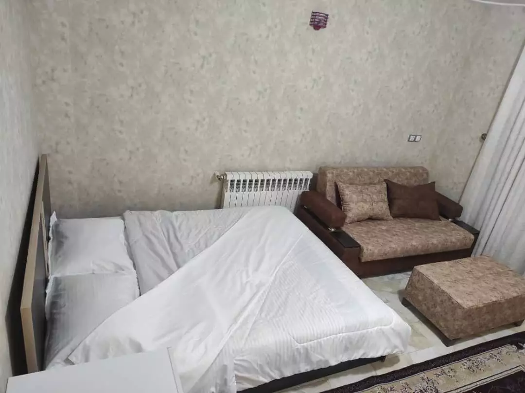 تخت و مبل در اتاق دریاکنار