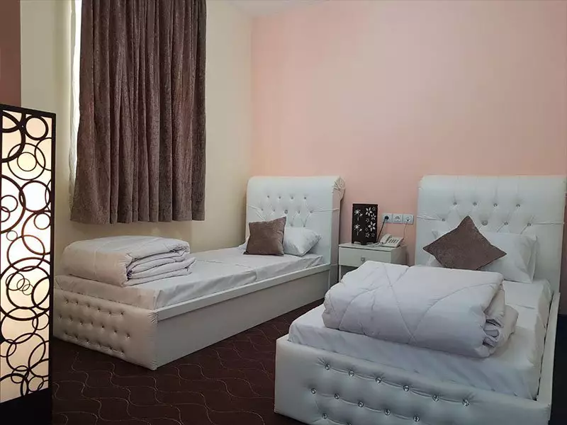 اتاق هتل نخل با دو تخت سفید