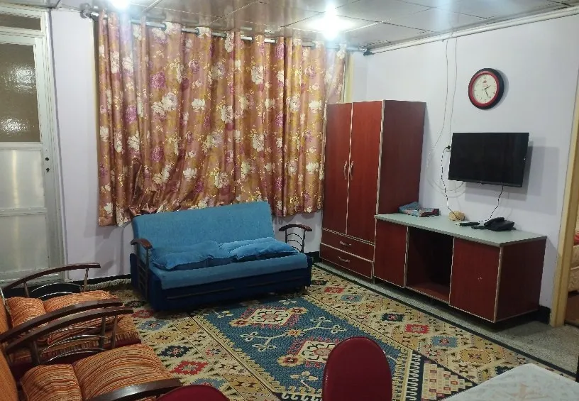 نشیمن هتل یاس با مبل آبی و فرش طرحدار