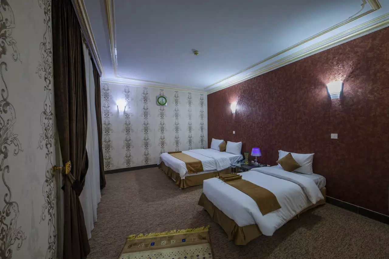 اتاق دوتخته هتل نیشکر با دیوار زرشکی