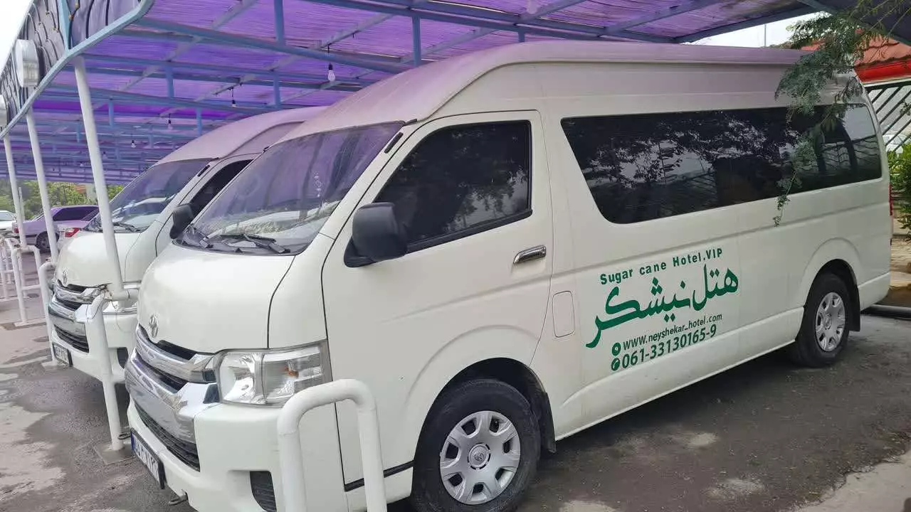 خودروی ون هتل نیشکر زیر سایبان پارک‌شده