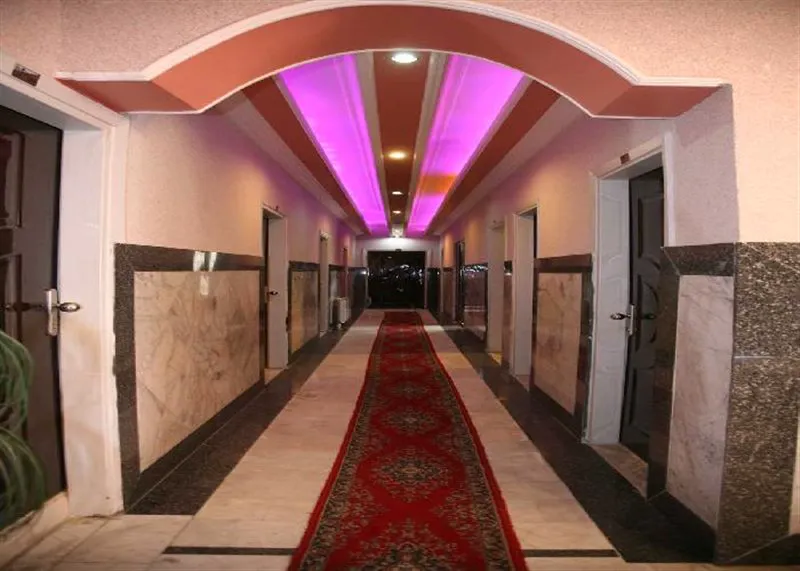 راهروی هتل خیام با فرش قرمز و نورپردازی سقفی