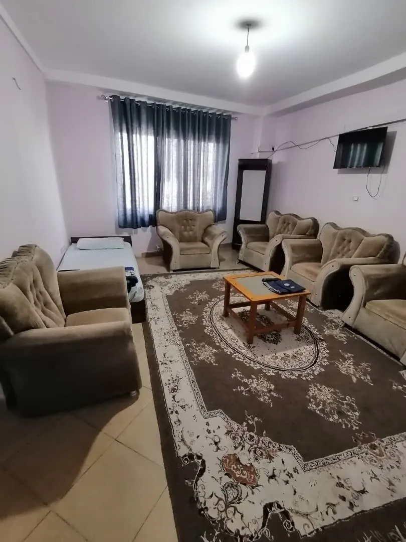 اتاق نشیمن با مبلمان و فرش هتل گلستان