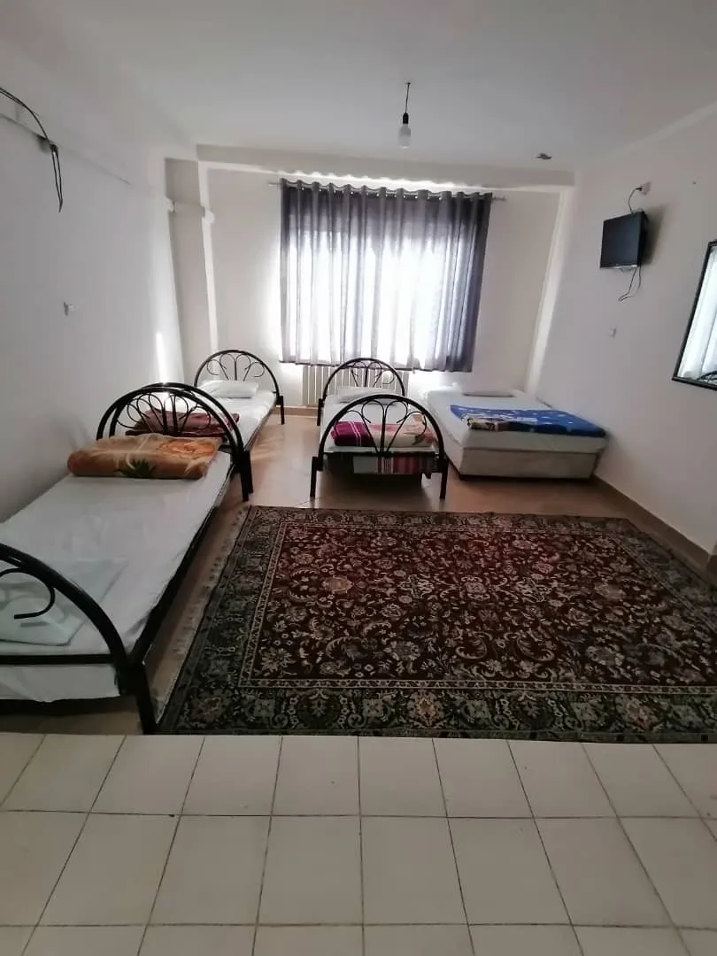 اتاق خواب با تخت‌های فلزی هتل گلستان