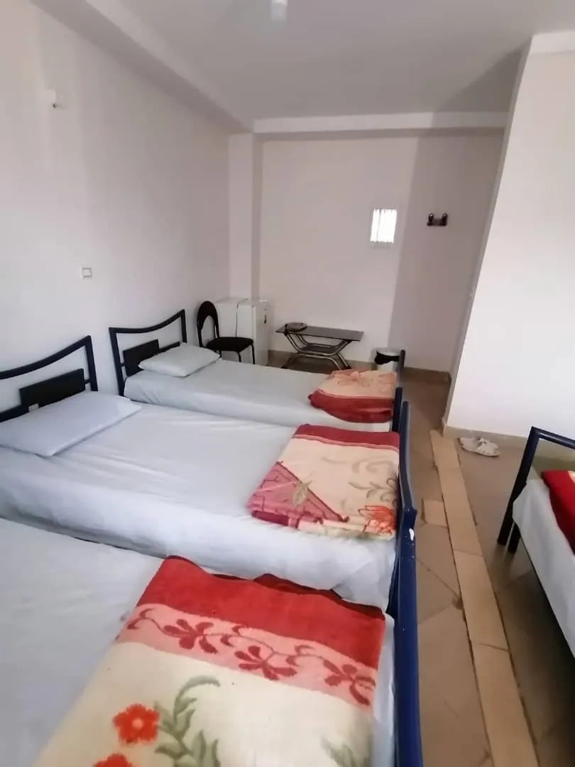 اتاق چندتخته با روتختی گل‌دار هتل گلستان