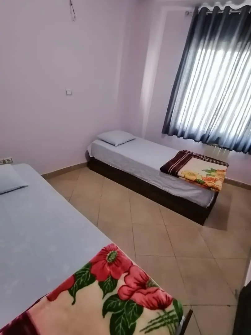 دو تخت یک‌نفره با روتختی گل‌دار هتل گلستان