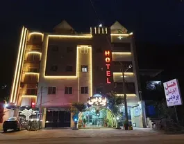 نمای شبانه هتل پردیس با نورپردازی نما